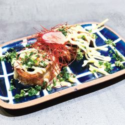 九条葱卷配蛋黄酱和辣椒丝