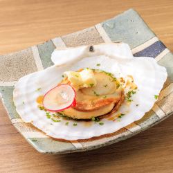 Scallop with garlic skewers