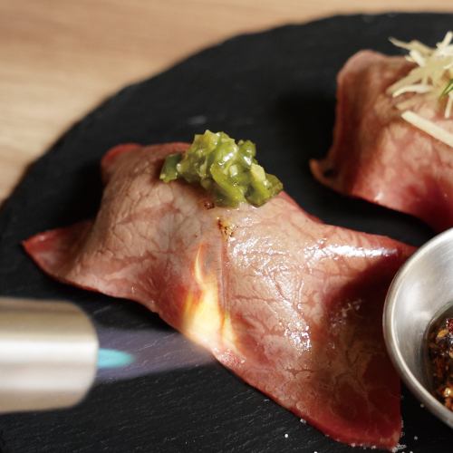 [Assorted Platter] Salmon Nigiri Sushi & Awa Black Beef Sushi (4 pieces)