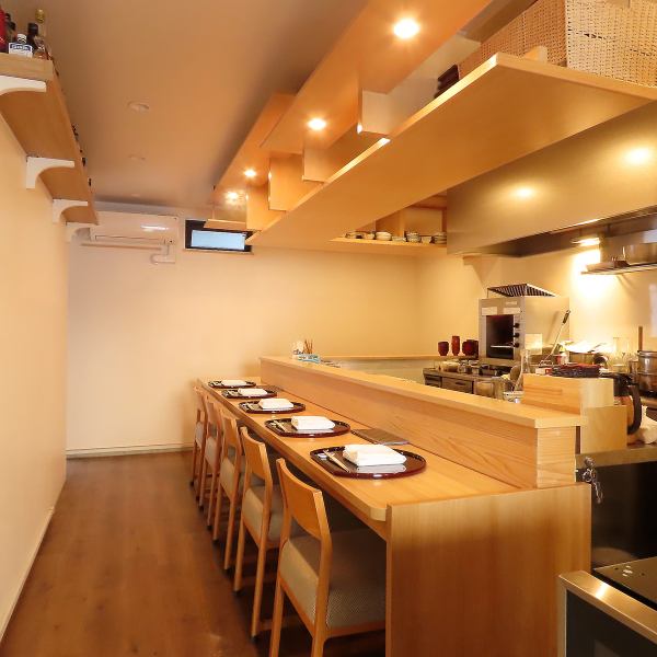 目の前で料理の様子が楽しめるカウンター席です。粋の良い店主の手さばきも楽しめますのでお1人様の来店でも楽しめます。少人数でもゆっくりお過ごしいただけるカウンター席でございます。お料理もお酒も美味しく仕事やデート、親しい仲間とのお食事にご利用ください。温かみ溢れる店内で至福のひとときを是非♪