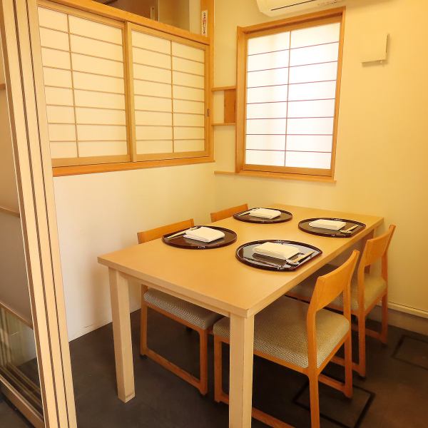 温かみのある落ち着いた空間になっております。少人数での飲み会や接待、デートでのご利用にも最適です。美味しい料理、美味しいお酒を堪能しながらぜひ特別な日にご利用下さい！