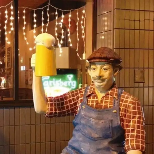 繁華街の路面沿いに位置するガラス張りの開放的な店舗です。店前に佇むビールを手にした人形が目印。店内にはグループでのご利用にぴったりなテーブル席をご用意しております。外の景色を眺めながらゆったりとお食事やお酒をお楽しみいただける心地よい空間です。お集まりの際にもお気軽にぜひお立ち寄りください◎