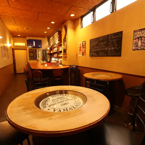 アットホームな店内は全17席を完備しており最大20名様までのご宴会にも十分に対応可能です。店舗全体を貸し切ったプライベートなパーティーや集まりにもぴったりの空間です。温かみのあるインテリアと心地よい照明に包まれながら大切な仲間と一緒に賑やかで特別な時間を心ゆくまで存分にお過ごしいただけます★