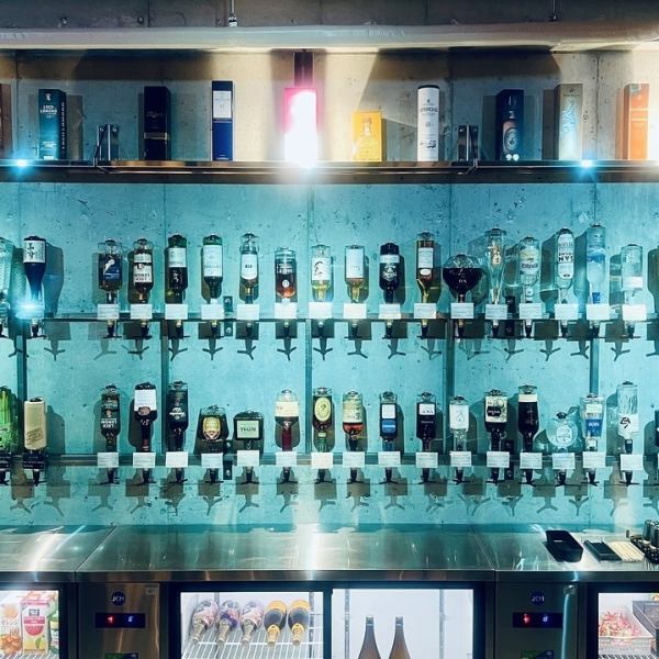 ≪ラグジュアリー空間×セルフスタイルBAR≫壁一面に備えられたお酒のボトルで今までにないリッチでラグジュアリーな空間に！そんな素敵空間で飲み放題が3,000円～ご用意♪なんば駅からすぐ近く！女子会や誕生日、二次会利用などご予約をお待ちしております！個室や貸切予約も可能です◎皆様のご来店をお待ちしております☆