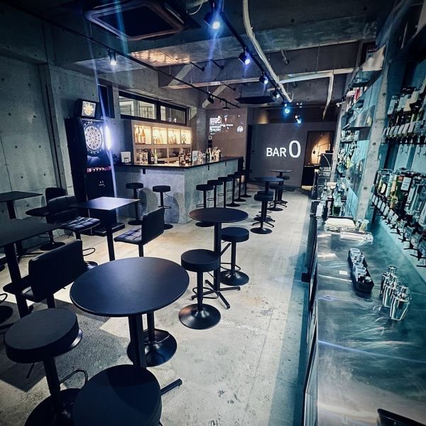 ≪どんなシーンでも使いやすい店内☆≫2名テーブル席×10・カウンター席×8◆洗練されたお洒落な空間が広がる当店は、どんなシーンでも使いやすい店内を完備しています。おひとり様はもちろん、デートや飲み会、女子会から、宴会やパーティー、大人数での貸切（最大28名様）まで、幅広くご利用いただけます♪