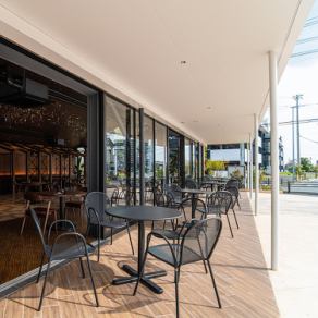 Terrace seating is recommended on sunny days.You can enjoy meals outside with your pet.