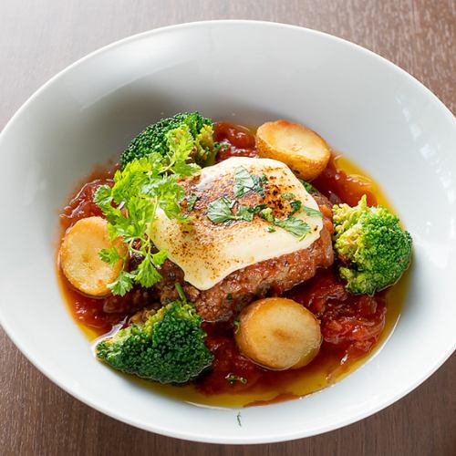 モッツァレラチーズをのせたトマトソースの自家製ハンバーグ
