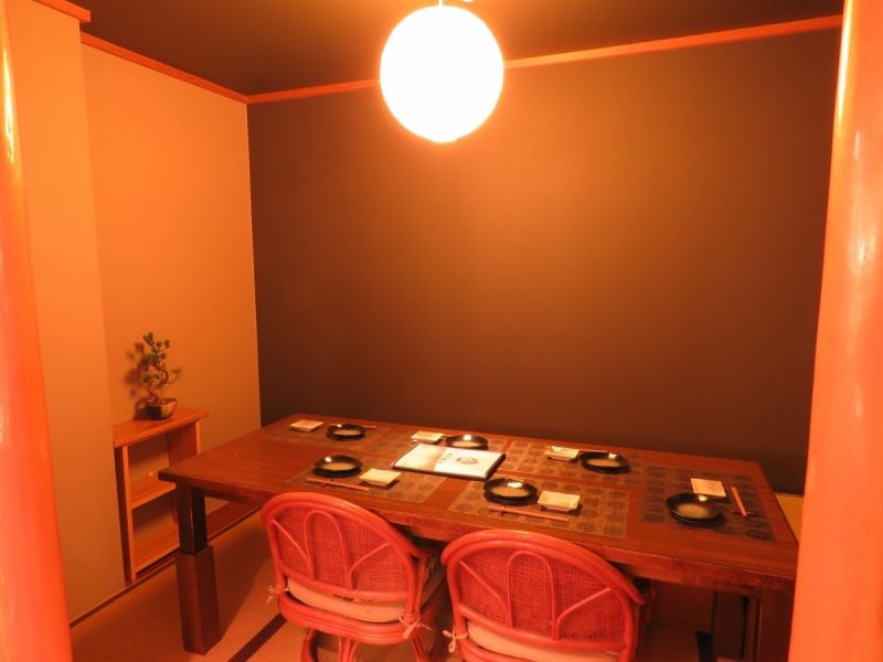 在日本现代的平静气氛里面。这是一个感受温暖的光线，木材温暖的空间。我们不仅欢迎各种宴会，如公司，还有妈妈和家庭♪请在用餐时享受愉快的交谈。受欢迎的座位空间最多可容纳7人！