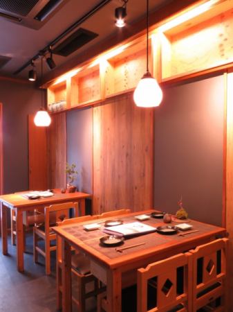 在日本现代的平静气氛里面。这是一个感受温暖的光线，木材温暖的空间。可以安全地将它用于有孩子和夫妻的家庭，以及公司的各种宴会等。请在用餐时慢慢享受愉快的谈话。