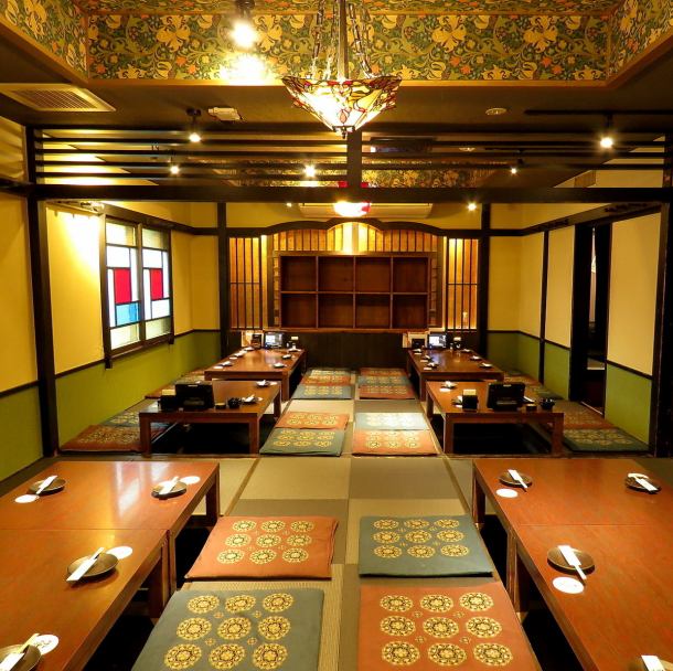 A large tatami room that can accommodate up to 50 people.Fashionable lighting and stained glass-style decoration create a luxurious space.Recommended for various banquets and large banquets! We also accept reservations for year-end parties and new year parties.