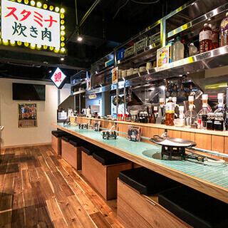 広々とした店内は木目を基調としており、落ち着いた雰囲気の中でお食事がお楽しみいただけます。店内にはテーブル席のほか、カウンター席も完備しており、お仕事帰りのお一人様も大歓迎です♪