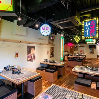 店内からぶら下がる看板が異国情緒を演出し、どこか懐かしさを感じさせます。広々としたスペースに広がるテーブルには彩りも鮮やかな料理が並び、優雅なひとときをお過ごしいただけます。少数～大勢での宴会など様々に対応しており、人数に応じてお席の調整も柔軟に対応いたしますので、お気軽にご相談ください。