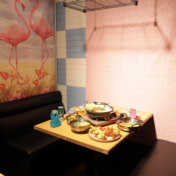 这是一个时尚的世外桃源,让您放松身心,远离主街的喧嚣。餐厅内部装潢时尚,霓虹灯闪烁,并设有私人包间,方便您与朋友轻松交谈。我们的包间特别受女生聚会欢迎,可容纳2至5人。您可以在这个私密空间尽情享用我们招牌的时尚韩式料理。