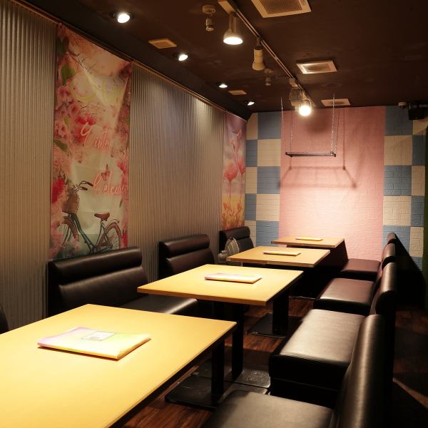 这里空间灵活,可满足各种场合的需求,从小型聚会小酌到闺蜜包间之夜,都能轻松应对。宽敞的32座布局也使其成为热闹派对的理想之选。此外,还设有吸烟区,确保每位顾客都能享受舒适的用餐体验。置身于美味佳肴和精选饮品之中,感受地道韩国的活力氛围。