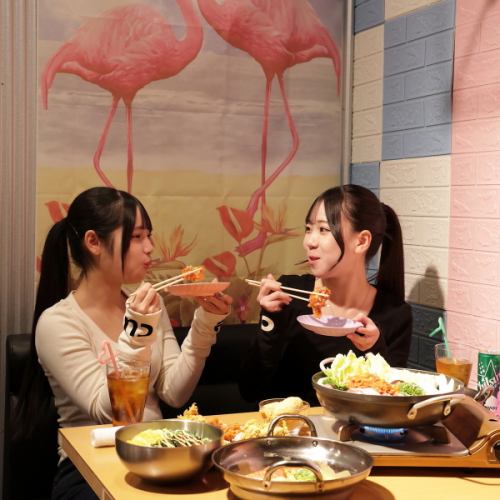 女孩們在私人房間的聚會格外引人注目