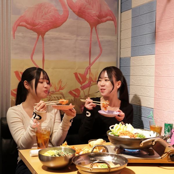 餐厅内部装潢展现了最新的韩国文化。每张餐桌都配备了二维码点餐系统,您无需担心需要叫服务员或打断谈话。餐厅处处体现着让您放松身心、尽情享受美食的理念,让您与朋友的宝贵时光不被打扰。