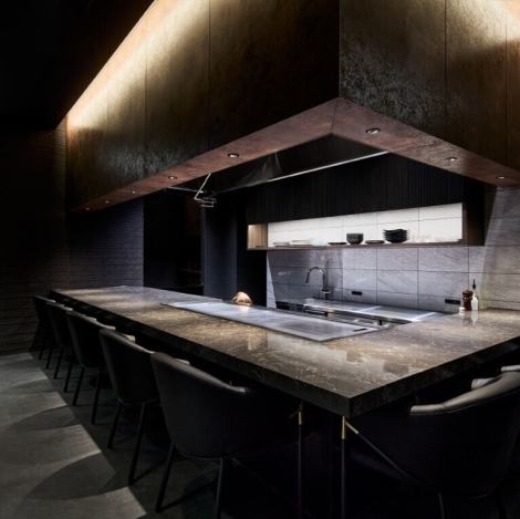 記念日や接待、ちょっとしたご褒美ディナーにも使いやすい、カジュアルとフォーマルの中間的な空気感。柔らかな光とシンプルなインテリアが落ち着いた時間を引き立て、会話が自然と弾みます。デートや親しい人との食事にもぴったりの雰囲気です。