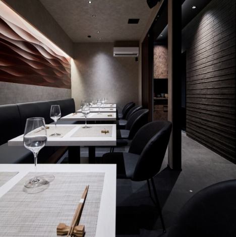 半個室をつなげれば、10～14名での貸切も対応可能。人数に応じた空間調整ができるため、職場の会食やご家族の集まりにも最適です。ご利用はコース料理をご注文の方に限らせていただいており、ランチタイムも対応可能。希望される際は事前にご相談、もしくは要望欄にご記入ください。