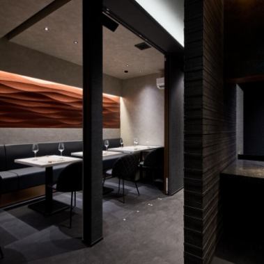 貸切は22名まで、シーンに合わせて柔軟に対応可能です（事前TEL相談要）。昼は開放感あるテーブル利用、夜は半個室を連結したプライベート空間として活用できます。接待や懇親会、親族の集まりにも自然に馴染む落ち着いた雰囲気です。