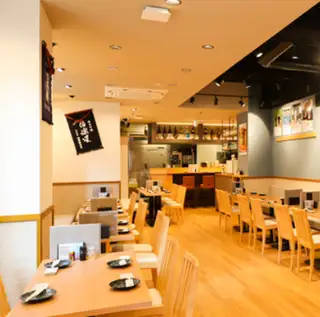 女子会にぴったり。オーストラリア産のキレの良い乾杯スパークリングワインや、渋谷の人気店が手掛けるいちごの杏仁豆腐など、女性の心を掴む品々が特別な時間を彩ります。