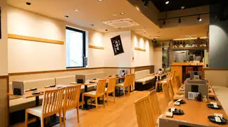 最大24名様まで一堂に会せる広々としたテーブル席。美味しい地酒と会話を心ゆくまで堪能できます。一体感を大切にしたい宴席に、上質なひとときをお届けします。