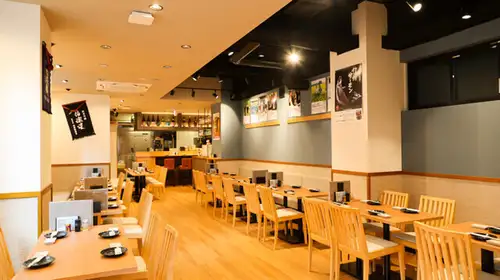 水道橋駅から徒歩圏内。ライブ帰りやオフ会、友人同士の飲み会に重宝します。コースには、2.5時間から3時間のゆったりとした飲み放題が付き、時間を気にせず楽しめます。