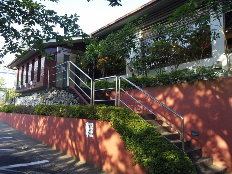 緑に囲まれている外観は、都会の喧騒を忘れさせてくれる。ついつい長居してしまいそう。