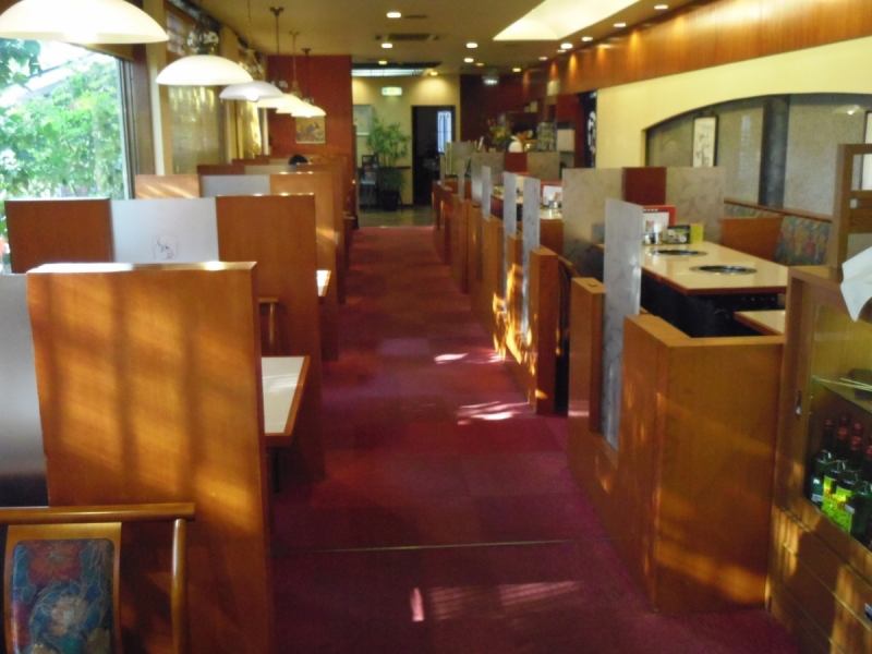 広々とした店内。子ども連れのファミリーにも、気兼ねなくゆっくり食事が楽しめるのがいい。