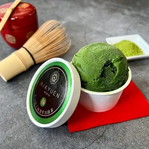 【高级】采用石磨抹茶,与茶道中使用的抹茶相同。口感顺滑,入口即化。