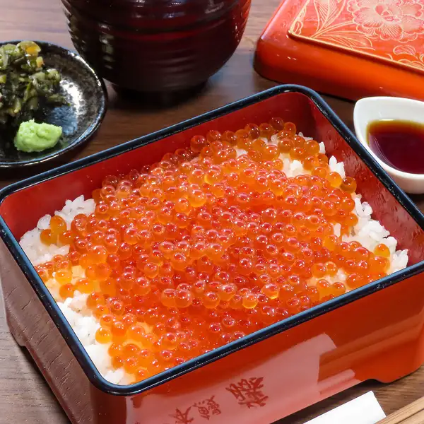 【海の宝石が躍る】北海道産特選いくら重特上150g◆吸物・香物付