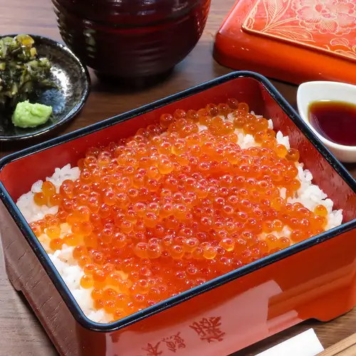 【海の宝石が躍る】北海道産特選いくら重特上150g◆吸物・香物付