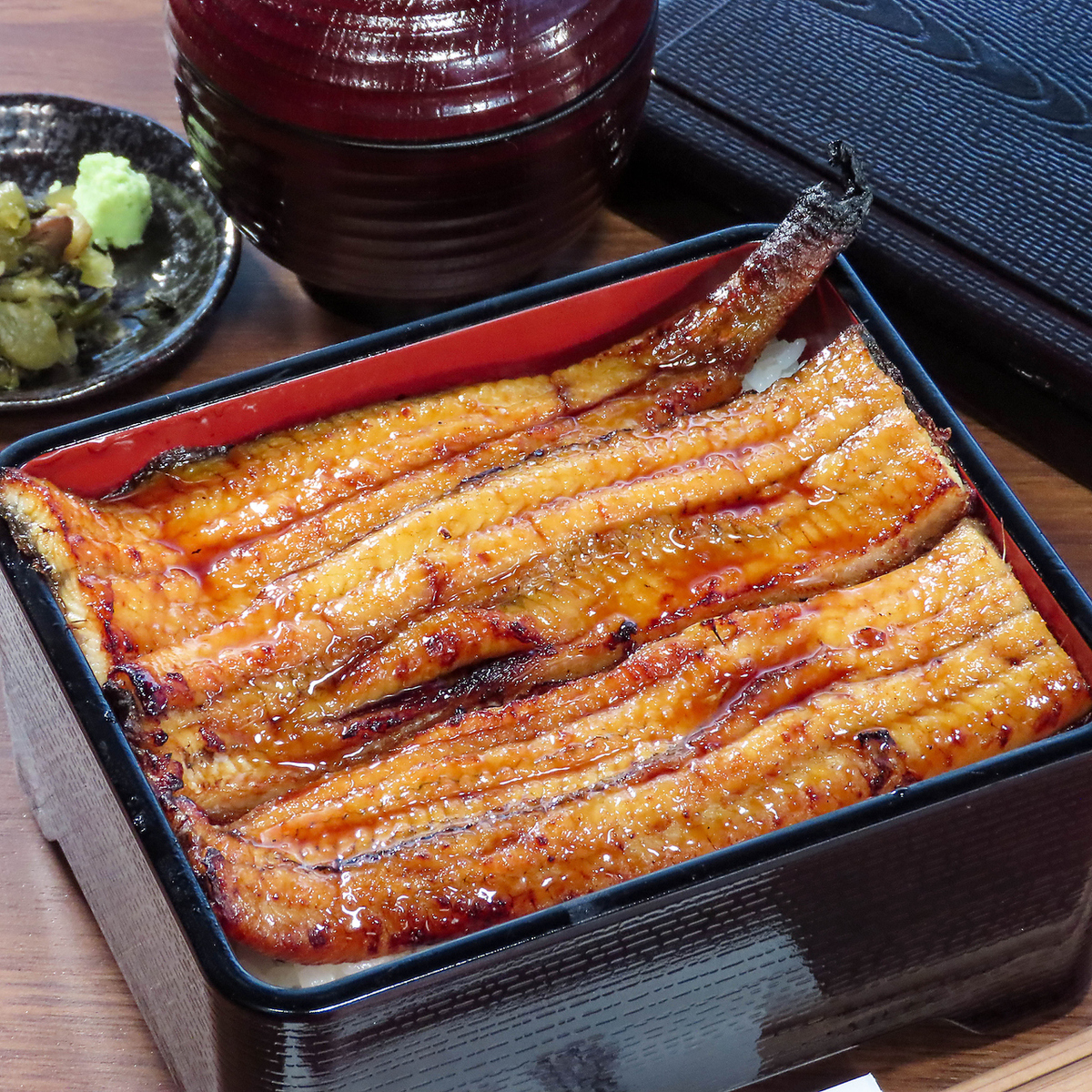 関西風と関東風の鰻を囲炉裏風席で楽しめる和の空間でゆったり♪