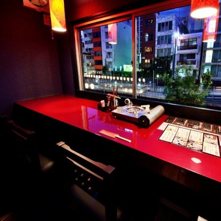 A very popular private room with couple seats overlooking the night view of the popular Dotonbori River.