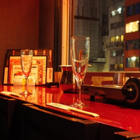 A very popular couple seat private room with a view of the popular Dotonbori River at night ★