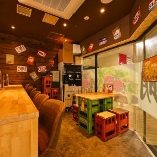カウンター席はお隣との距離も程よく取っておりますので周りを気にせずごゆっくりと一人飲みをご堪能いただけます。