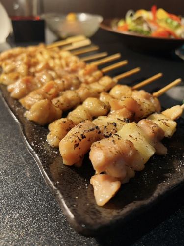 2 skewers of grilled chicken