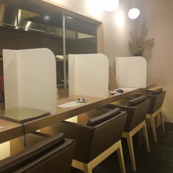 There are 5 counter seats.Please feel free to visit us even if you have a small number of people.