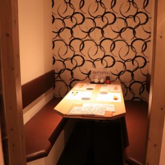 It is a half private room table seat for 4 people.If you lower the curtain, you will have a private room with a private feeling.
