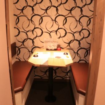 It is a half private room table seat for 2 people.If you lower the curtain, you will have a private room with a private feeling.