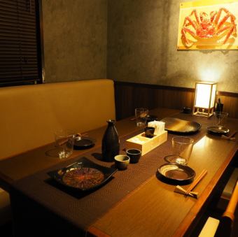 扉が閉まる完全個室完備！2名様から最大18名様までご利用いただけます。お友達同士、デート、女子会、忘年会など...落ち着いたプライベート空間でごゆっくりとお料理をお楽しみいただけます。記念日のご利用にはメッセージ付きプレートもご用意しております！