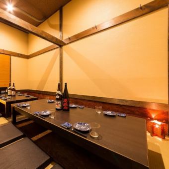 様々なシチュエーションで掘りごたつ個室をご利用いただけます。百道、西新、藤崎、姪浜からなど近隣の皆さまに愛されております。個室然り、こだわり・すべて手仕事の和食炉端焼き然り、厳選日本酒然り、差し詰め「大人の遊び場」でしょうか。季節のコースもご用意してお待ちしております。
