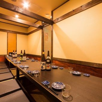 最大10席の掘りごたつ個室です。落ち着いた雰囲気の為、接待にも最適です。周りを気にせずごゆっくりお寛ぎ頂けます。同窓会や会社の部署飲み会、学校PTAの打ち上げなどにご利用頂けます。大人数でのご宴会には貸切で誰にも邪魔されず、心ゆくまで飲み会をお楽しみ頂けます。