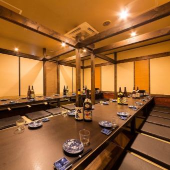 大広間は最大25名様までご利用可能です!そして、美味しい料理揃っています。楽しい宴会にはうまい酒と絶品料理が欠かせません。自慢の鮮魚が贅沢に使われたお刺身や炉端焼き、甘くて美味しい野菜を使った一品など、幸せになる料理が満載です!各種予算に合わせたコースをご用意しております。