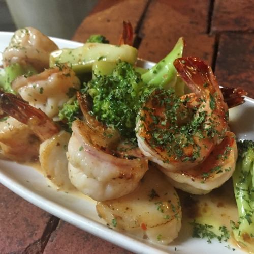 Stir-fried sweet mayonnaise with shrimp & scallops and broccoli