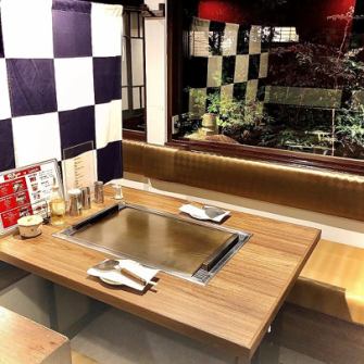 The Riku main building has undergone a major makeover and has been renewed.The bright appearance based on white and silver is marked by the large okonomiyaki characters! By arranging iron plates on each table, you can now enjoy "monjayaki" that was not possible at the main building.