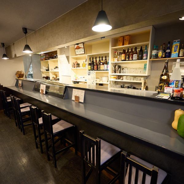 【カウンター8席】シンプルで洗練された店内には、お一人様でも気兼ねなく過ごせるカウンター席をご用意しています◎落ち着いた空間で、こだわりの料理とお酒をゆっくりと楽しみたい方に最適！ふらっと立ち寄って、自分だけの時間を満喫するのも素敵な過ごし方★お仕事帰りの一杯や、ゆったりとした食事にもおすすめです♪