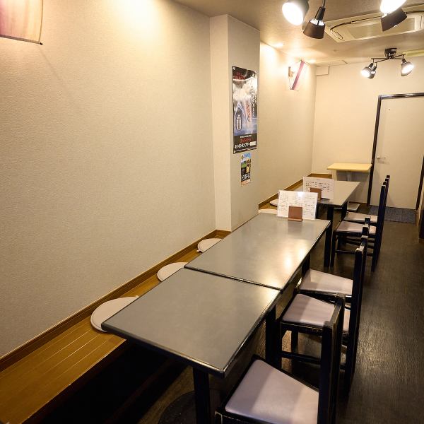 【テーブル4名×4卓】店内奥には、ご友人との飲み会や大人数の宴会にぴったりのテーブル席をご用意★最大16名様まで席を繋げて一緒に座ることができます◎会社宴会や、サークル・ご友人との集まりにも最適な広々とした空間となっております！落ち着いた雰囲気の中で、大人数での楽しいひとときをお過ごしいただけます！