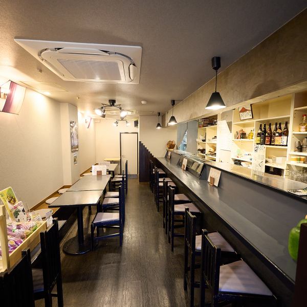 【シンプルで落ち着いた雰囲気の空間】肩肘張らずリラックスして過ごせるのが魅力◎清潔感のあるおしゃれな店内は、特に女子会にぴったりです！美味しい食事と、季節のドリンクを囲んで、写真映えもバッチリな空間で素敵なガールズトークを楽しめます♪特別な日だけでなく、普段使いにもおすすめの居心地の良いお店です★