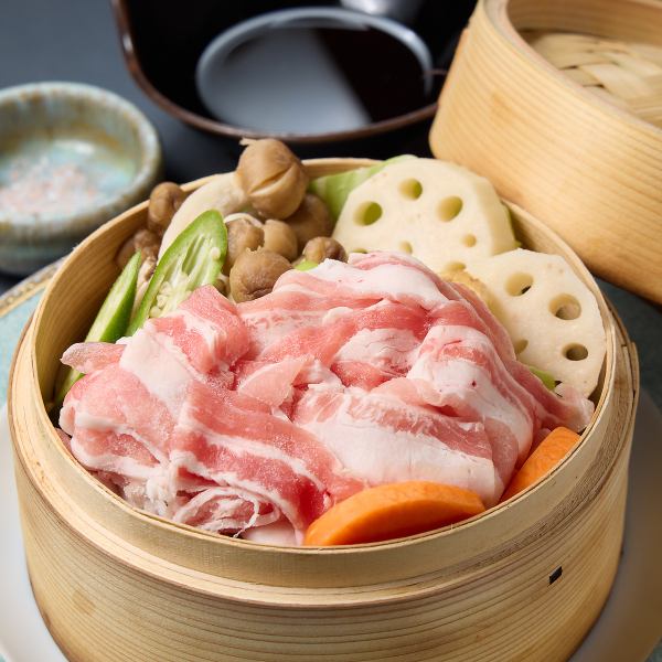 農家直送のみずみずしい旬野菜と豚肉を堪能！優しい甘みが最高の【豚しゃぶと野菜のせいろ蒸し】