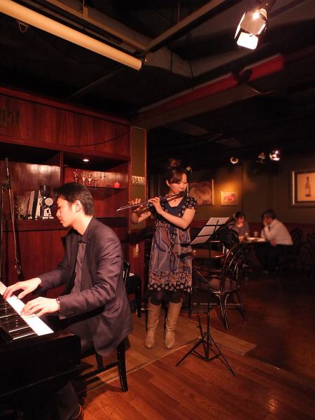 Calm adult "hideaway" where jazz flows.Please feel free to contact us for the schedule of live performances.
